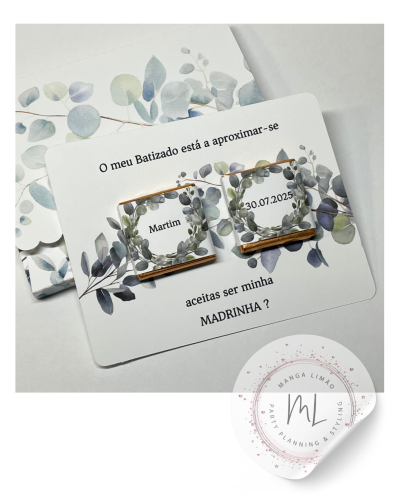 Cartão com convite para madrinha de batizado com motivos florais verdes e datas