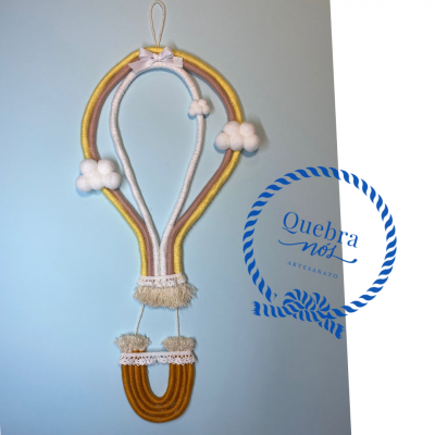 Decoração parede balão ar quente fios lã tons amarelo rosa branco nuvens franjas