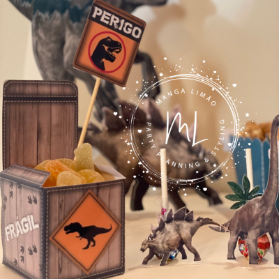 Caixa decorativa wooden box com símbolos de perigo e miniaturas de dinossauros com gomas coloridas