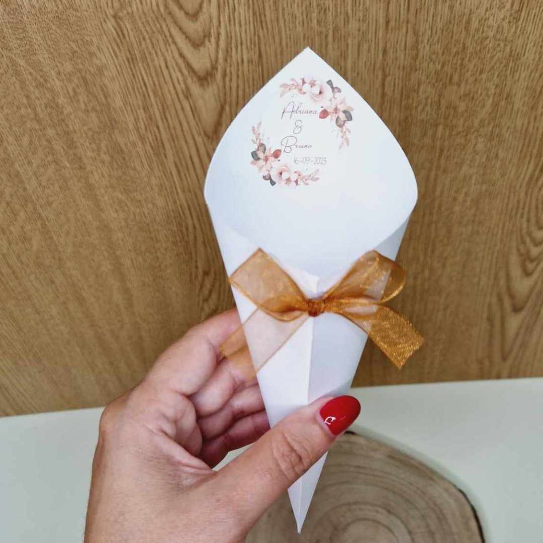 Cone pétalas flores cone branco com laço castanho e texto floral Aliciane & Bruno 18-02-2023