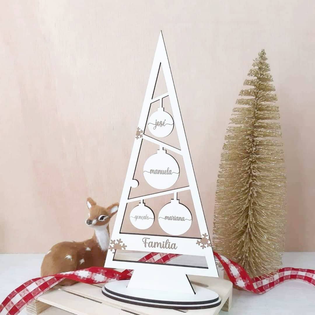 Arvore de Natal com Nomes Decoração de árvore de Natal branca com nomes, figura de animal castanho e árvore dourada