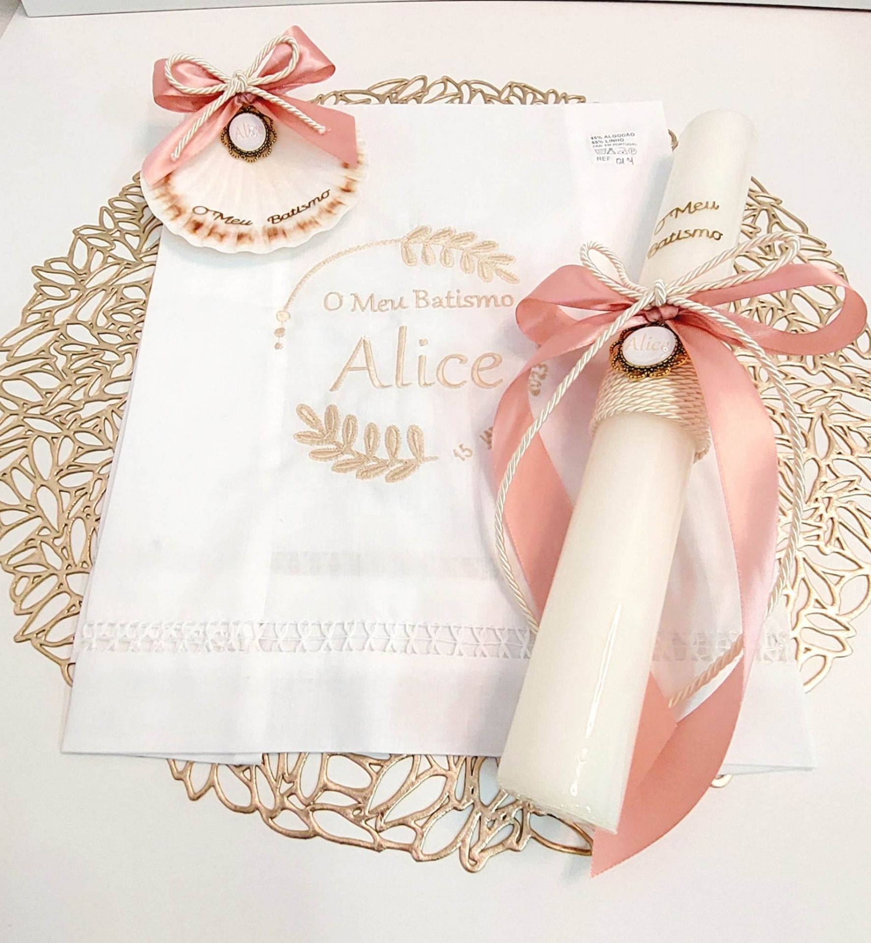 Conjunto Batismo Vela, Concha e Toalha CB8661 Conjunto de batismo com vela, toalha bordada e concha decorativa