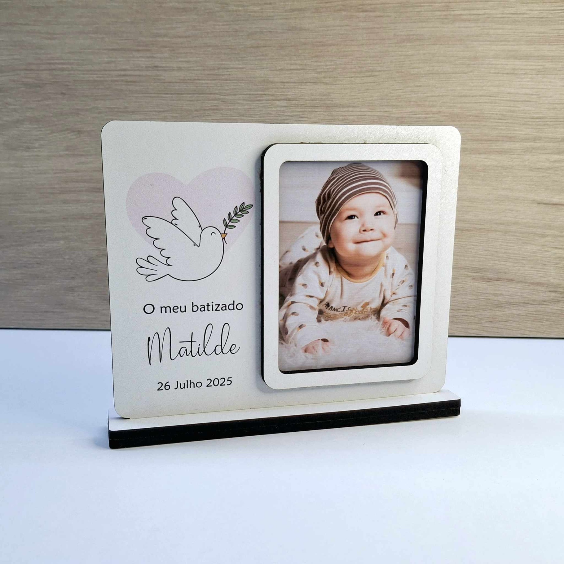 Moldura decorativa em madeira com foto de bebé e texto de batizado