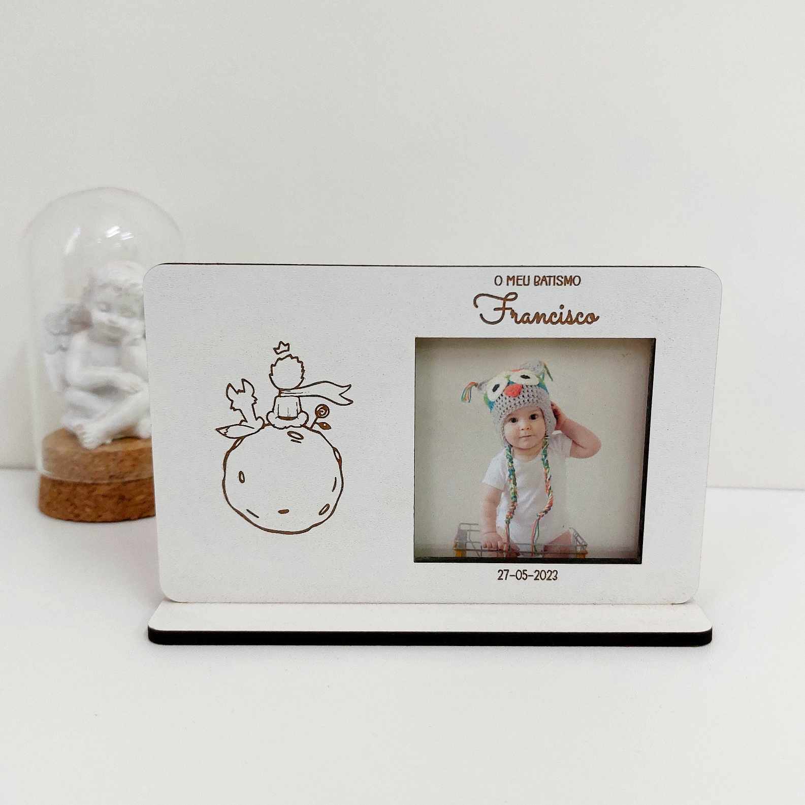 mini moldura Batismo Porta-retratos branco de batismo com foto de criança e texto em português.