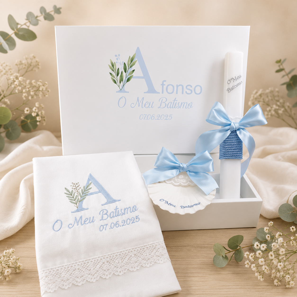 Conjunto Batismo Ramos Conjunto de batismo com vela, concha e toalha bordada em branco e azul com caixa no fundo.