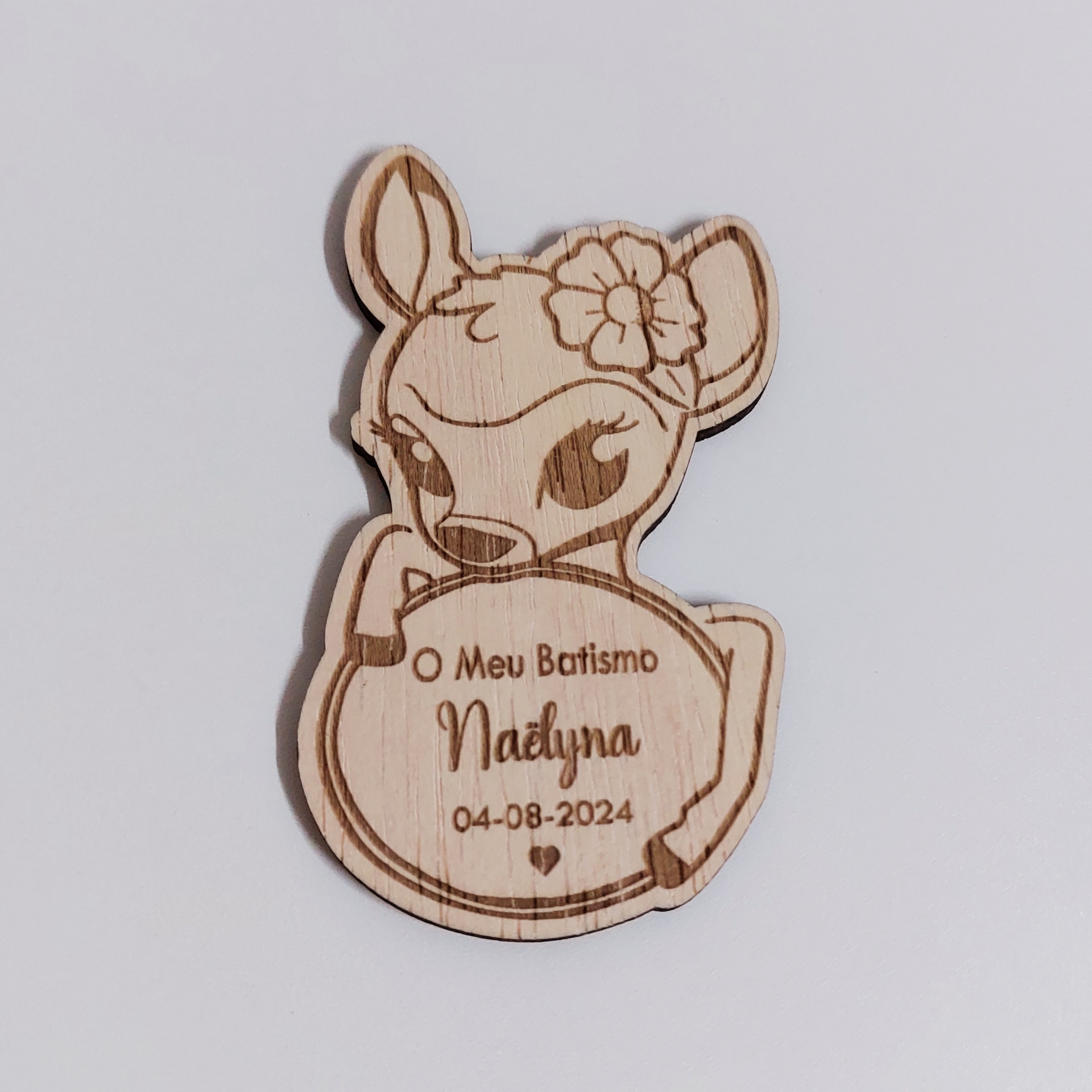 Íman Bambi Lembrança de batismo em madeira com gravura de veado e texto personalizado.
