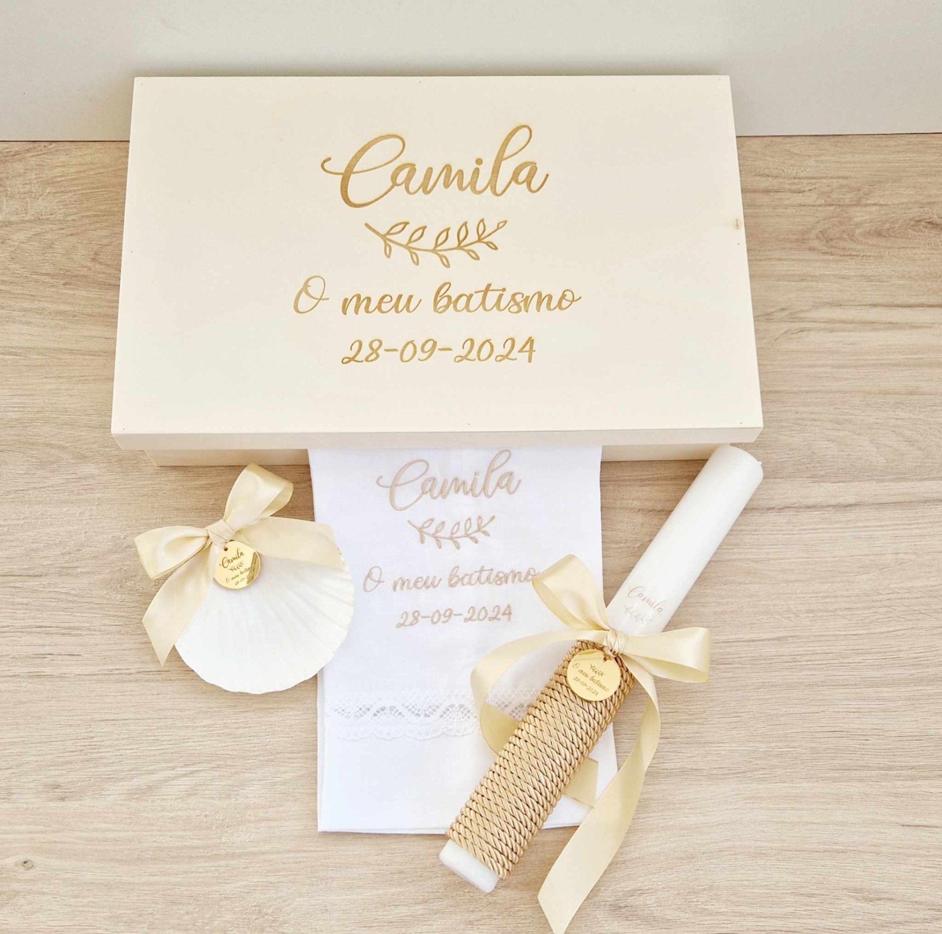 Conjunto batismo natura ouro Conjunto de batismo com caixa branca, toalha bordada, concha decorativa e vela com laço.