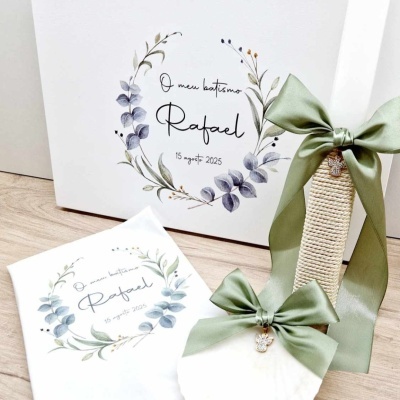 Conjunto de batismo com caixa branca, vela com laço verde e toalha branca decorada