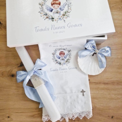 Conjunto de batismo com caixa, vela, toalha e concha decorada