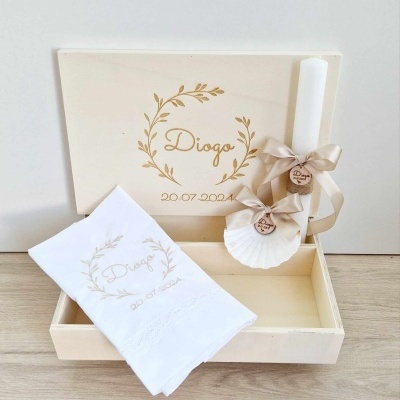 Caixa personalizada com vela, concha e pano decorativos para batizado