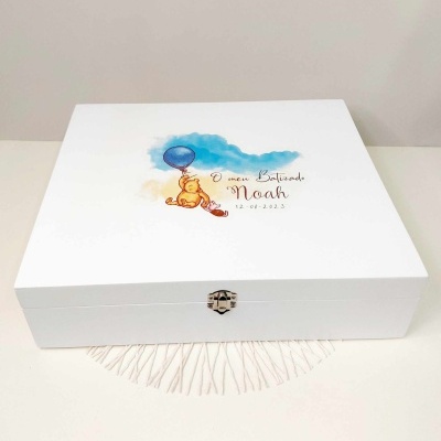 Caixa branca decorada para batizado com ilustração de urso e balão azul