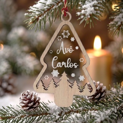 Enfeite de Natal em madeira e acrílico com texto Avô Carlos pendurado em árvore de Natal com neve e pinhas