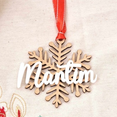 Enfeite de floco de neve em madeira com nome Martim em fita vermelha