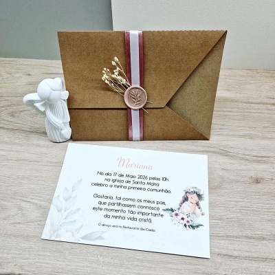 Convite primeira comunhão envelope castanho com fita e selo cera com plantas, cartão branco com texto e ilustração menina vestido branco e coroa flores