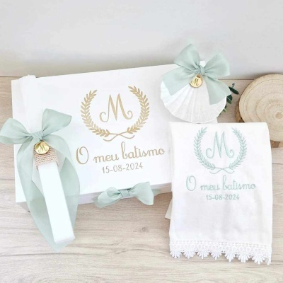 Conjunto de batismo com caixa, toalha bordada e vela decorada com fita azul clara