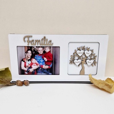 Moldura branca com fotografia de família e árvore genealógica decorativa