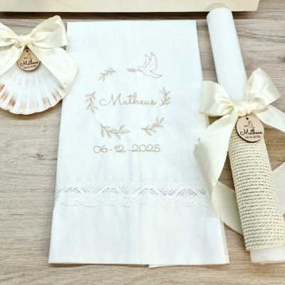 Conjunto para batizado com vela decorada, concha e toalha branca bordada.