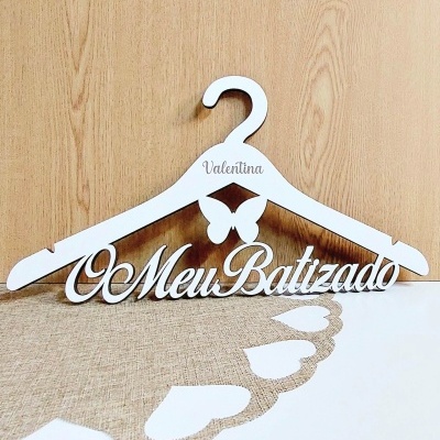 Cabide branco decorativo para batizado com nome e borboleta