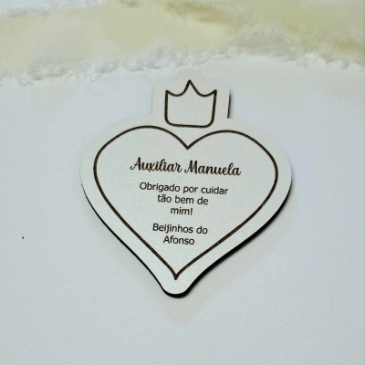 Placa de madeira em forma de coração com coroa e texto gravado de agradecimento em português