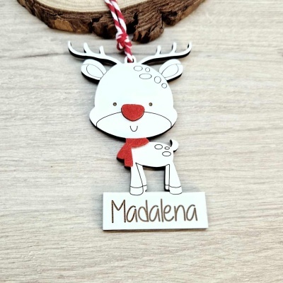 Enfeite de rena branca com nariz e cachecol vermelhos e placa com nome Madalena