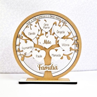 Decoração de árvore de família em madeira com nomes em corações brancos