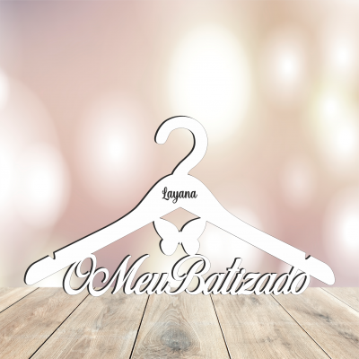 Cabide branco com letras recortadas 