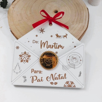 Envelope natalício branco com texto em castanho e fita vermelha