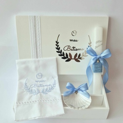 Conjunto de batismo com toalha, vela e caixa decorativa branca com texto bordado e fitas azuis