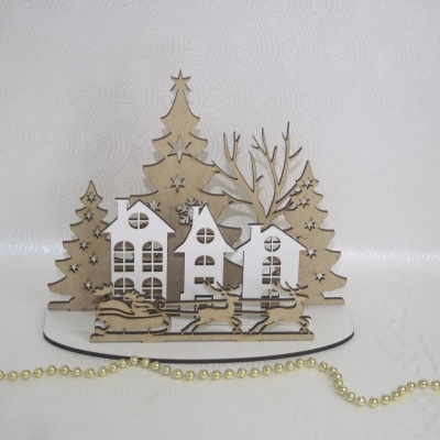 Decoração de Natal em madeira com casas, árvores e trenó