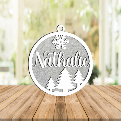 Ornamento de Natal redondo prateado com nome Nathalie, floco de neve e árvores de Natal brancas