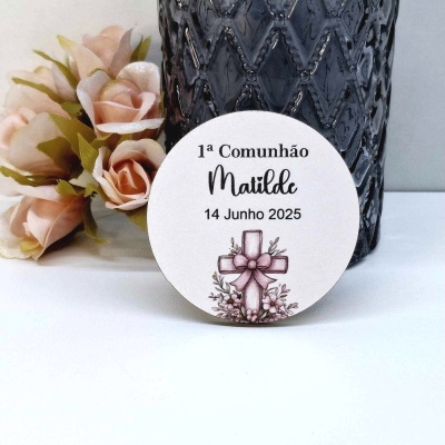 Etiqueta redonda de comunhão com cruz e flores em fundo branco