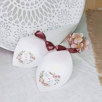 Saquinhos brancos com laços castanhos e padrão floral com letras