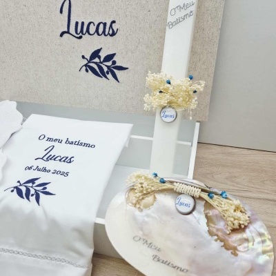 Conjunto para batismo com toalha branca bordada, vela decorada e concha em madeira