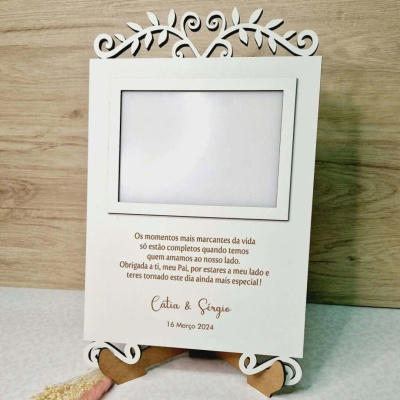 Porta-fotos branco decorativo com texto gravado e suporte em madeira