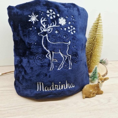 Almofada azul escura com bordado de rena e 'Madrinha' em tecido felpudo