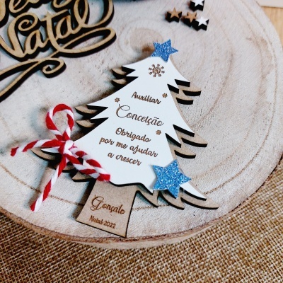 Pendura de árvore de Natal em madeira com texto e estrelas azuis