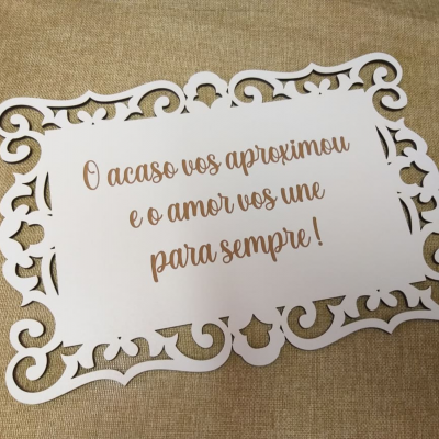 Placa decorativa branca com frase romântica em castanho e bordas recortadas