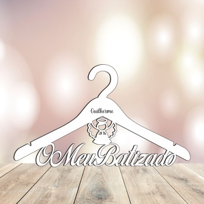 Cabide branco de madeira com texto 'O Meu Batizado' e nome 'Guilherme', com anjo decorativo