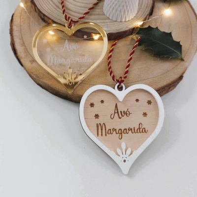 Dois enfeites de coração para pendurar com texto Avó Margarida sobre plato de madeira decorado