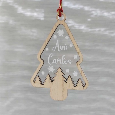 Ornamento de árvore de Natal em madeira e acrílico com texto 'Avó Carlos'