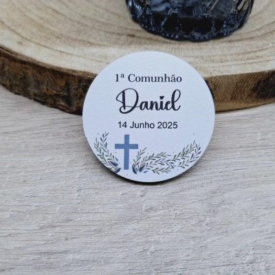 Etiqueta redonda branca com texto e cruz azul sobre madeira clara