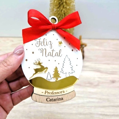 Pendendente de Natal branco e dourado com laço vermelho e texto Feliz Natal, Professora, Catarina.