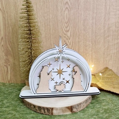 Presépio de madeira com figuras de Maria, José e Jesus em arco com estrelas