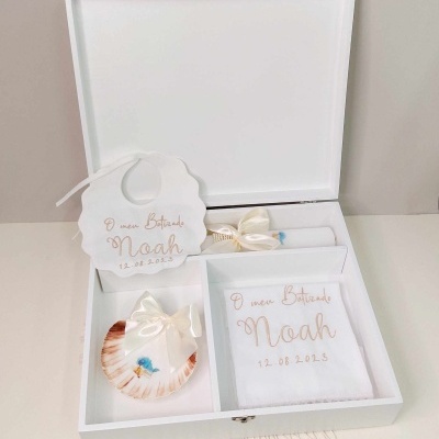 Conjunto de lembranças de baptizado em caixa branca com babete bordado e concha decorada