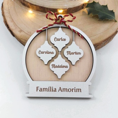 Enfeite de madeira com nomes de família pendurados em medalhões
