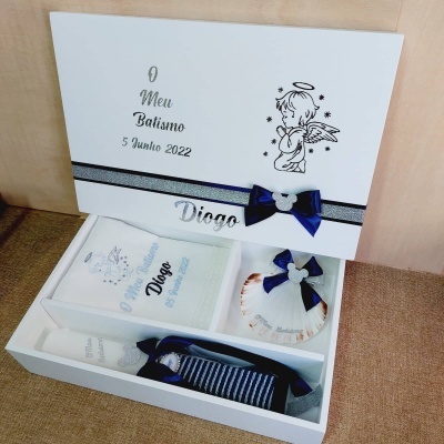 Conjunto de batismo em caixa branca com elementos decorativos em azul e preto