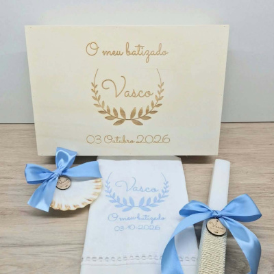 Conjunto de batismo com caixa de madeira, toalha branca com bordado azul, concha com fita azul e vela com fita azul