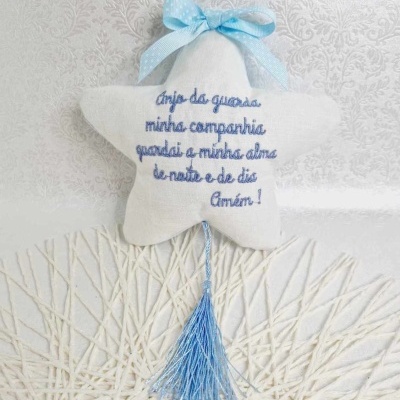 Estrela de tecido branco com texto em azul e fita azul para pendurar
