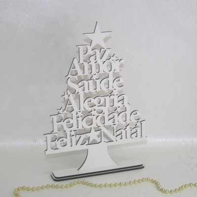 Árvore de Natal branca em madeira com mensagens de boas festas
