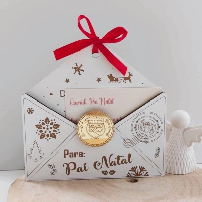 Envelope decorativo branco com detalhes dourados e texto 